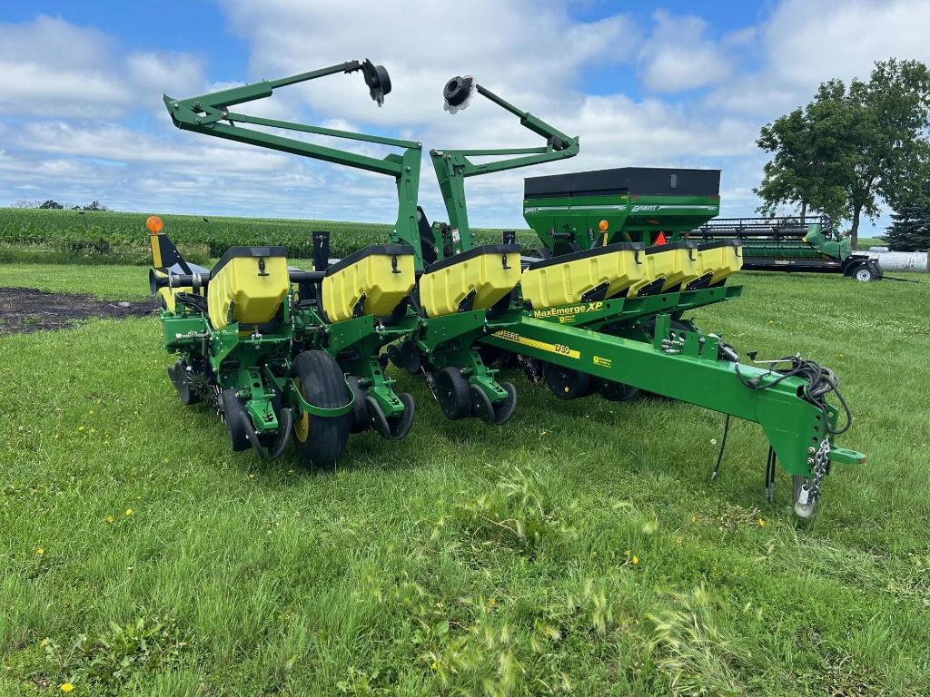 Image of John Deere 1760 Image 1
