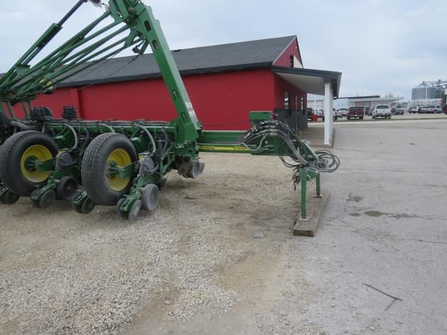 Image of John Deere 1770 equipment image 1