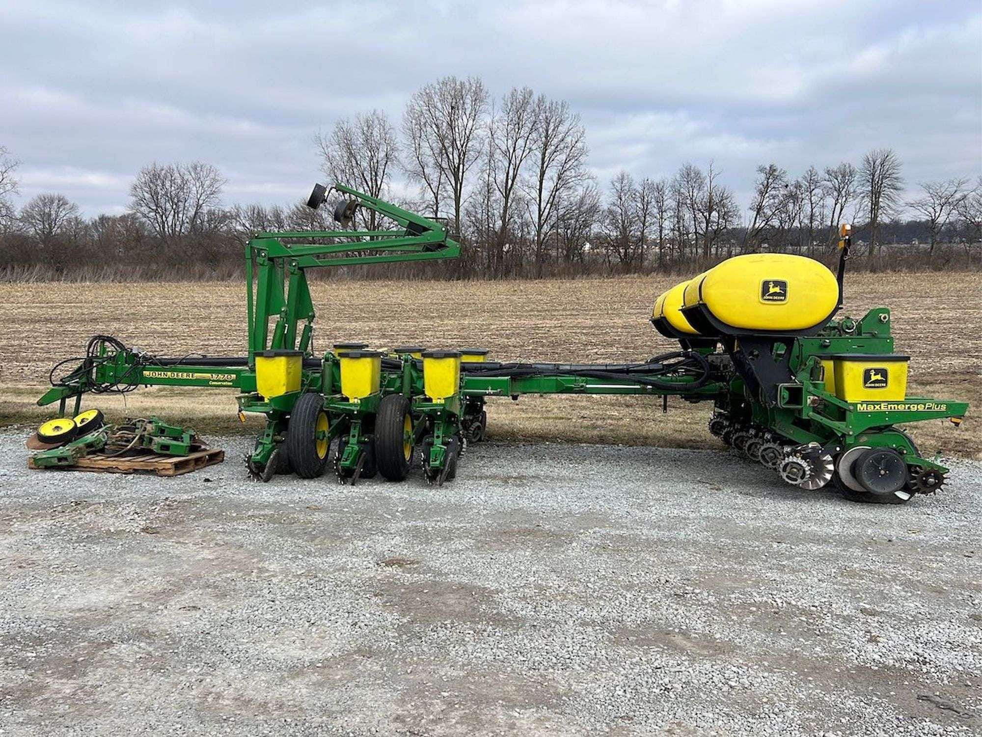 Main image John Deere 1770