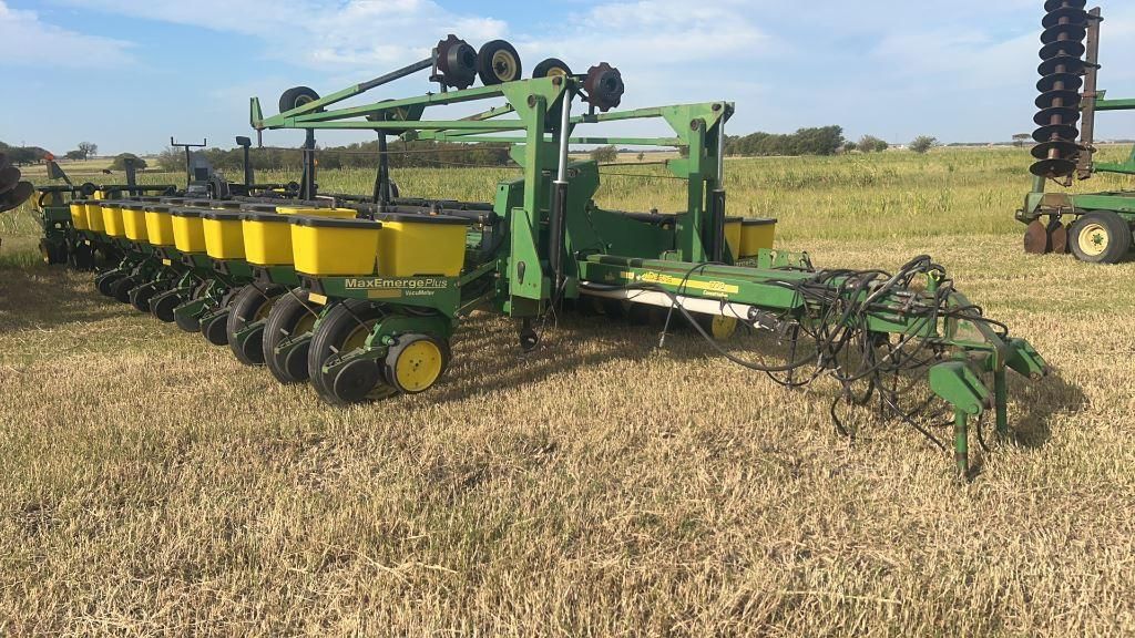 John Deere 1770 Equipment Image0