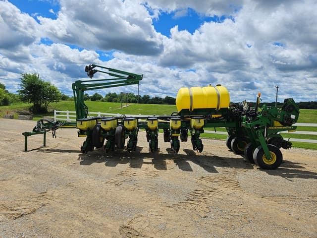 Image of John Deere 1770 equipment image 1