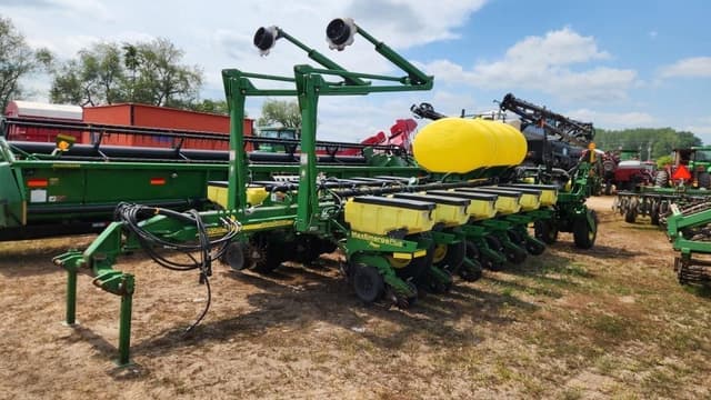 Image of John Deere 1770 equipment image 1