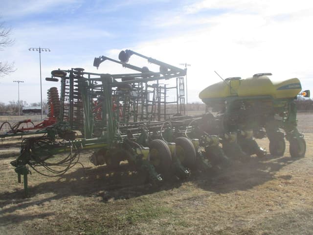 Image of John Deere 1770 equipment image 1