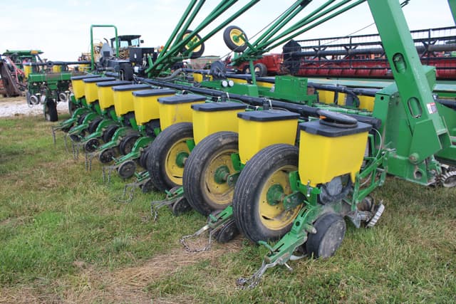 Image of John Deere 1770 equipment image 2
