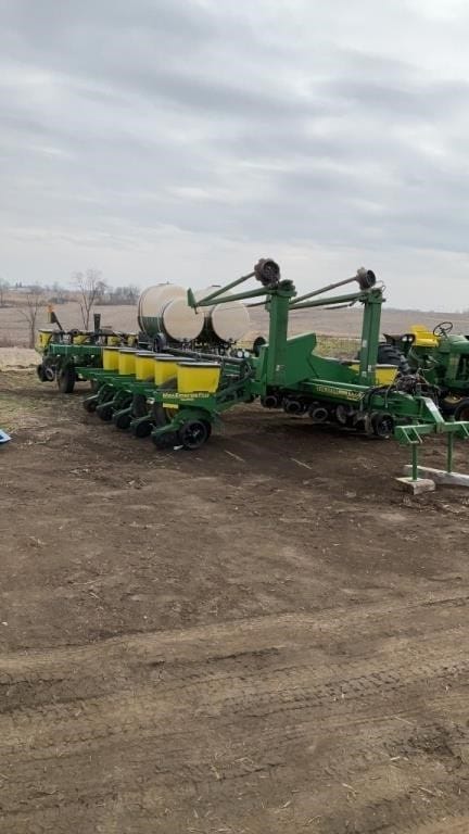 John Deere 1770 Equipment Image0