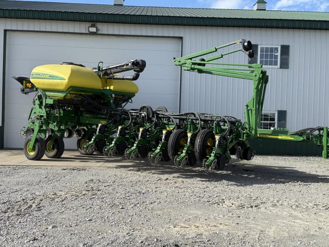 Image of John Deere 1770 equipment image 2