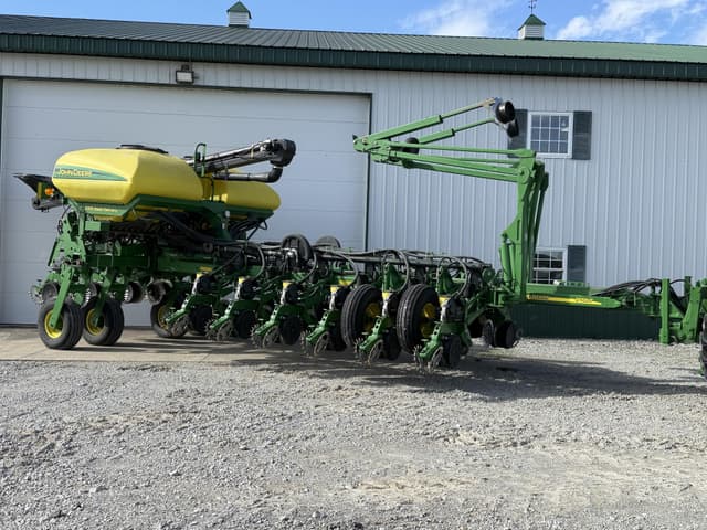 Image of John Deere 1770 equipment image 1