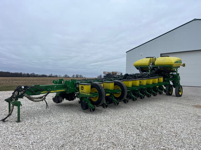 Image of John Deere 1770 equipment image 1