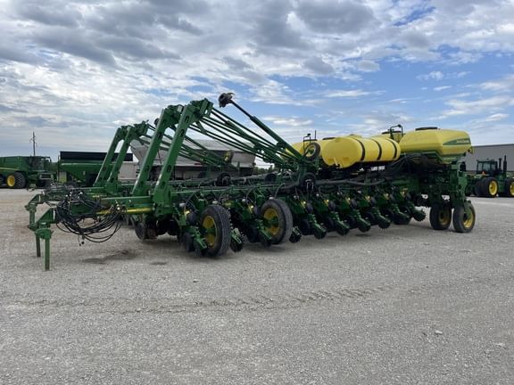 John Deere 1770 Equipment Image0