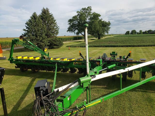 Image of John Deere 1770 equipment image 1