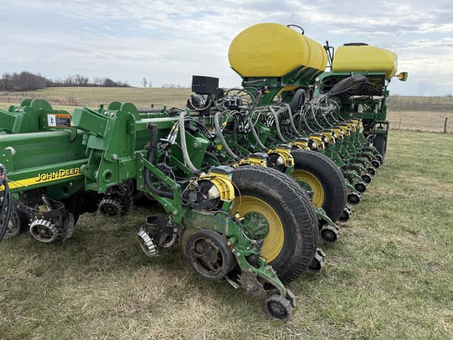 Image of John Deere 1770 equipment image 1