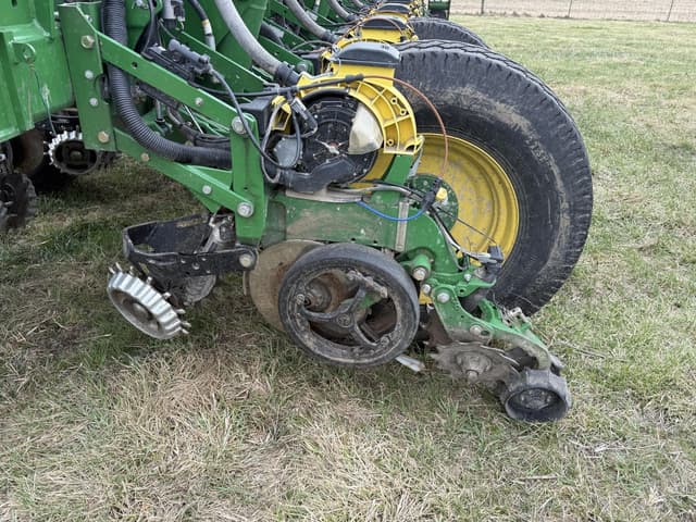 Image of John Deere 1770 equipment image 4
