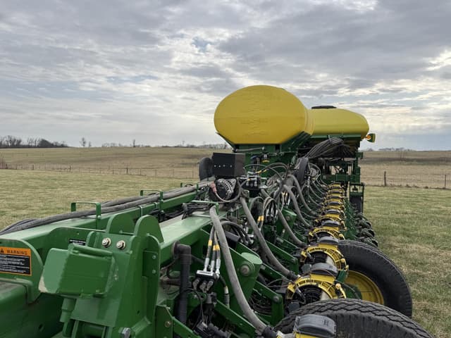 Image of John Deere 1770 equipment image 3