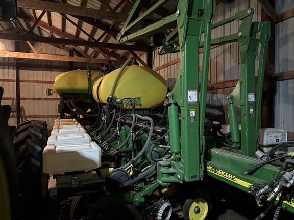Image of John Deere 1770 equipment image 1