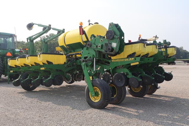 Image of John Deere 1770 equipment image 2