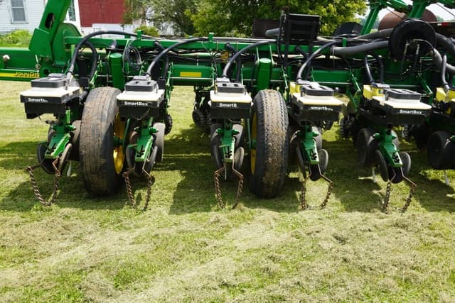 Image of John Deere 1770NT equipment image 3
