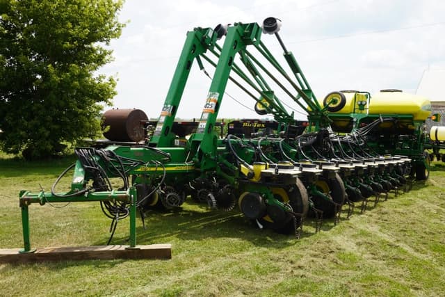 Image of John Deere 1770NT equipment image 1