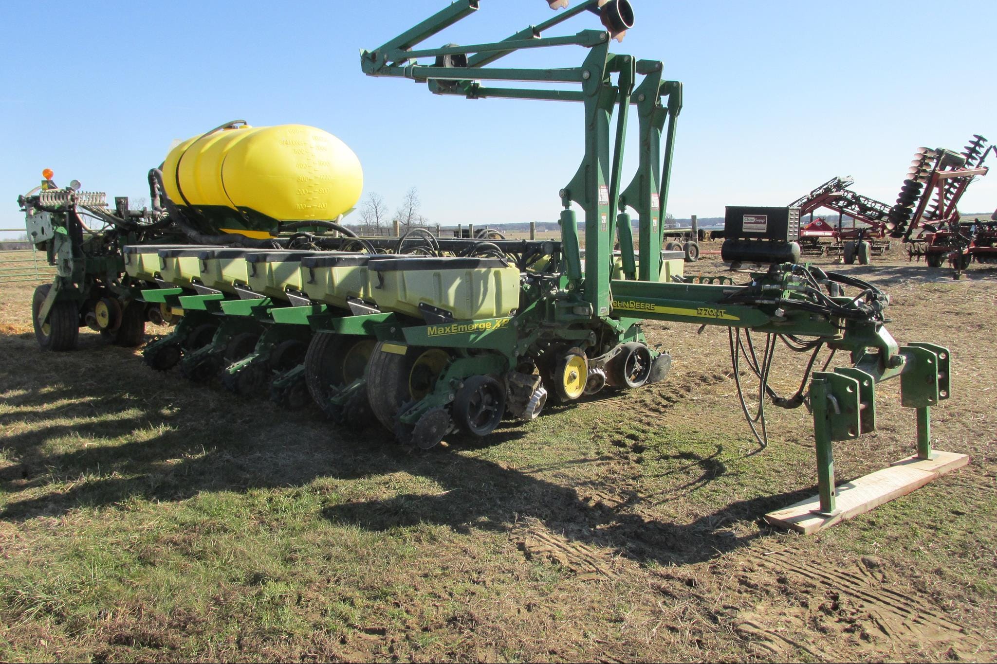 John Deere 1770 Equipment Image0