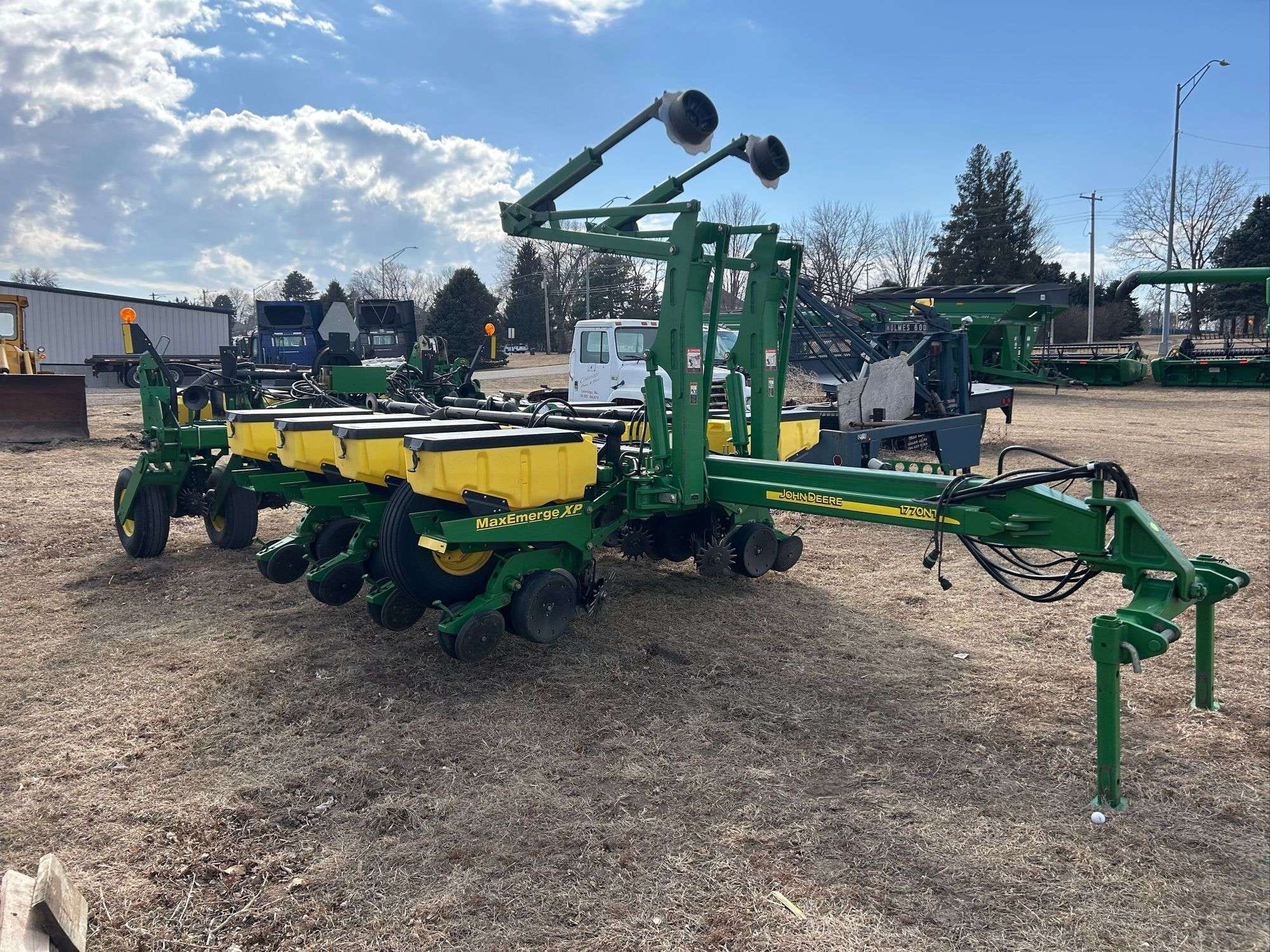 John Deere 1770 Equipment Image0