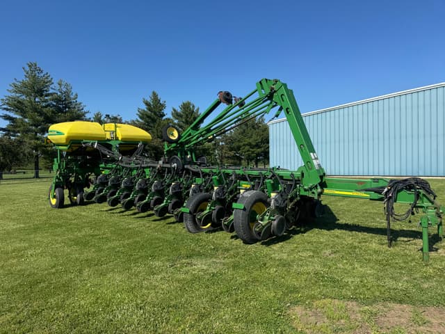 Image of John Deere 1770 equipment image 1