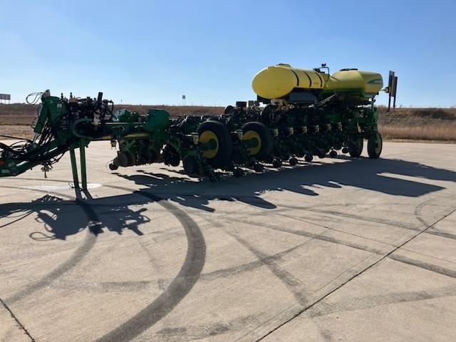 Image of John Deere 1770 equipment image 1