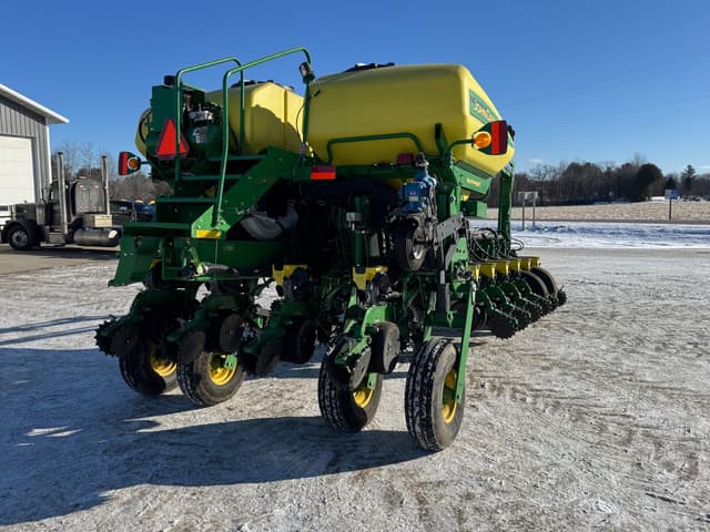 Image of John Deere 1775 equipment image 4
