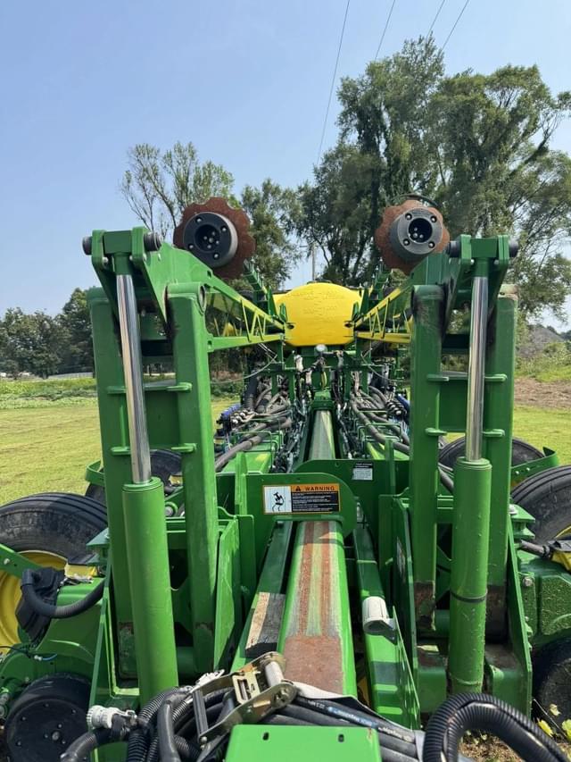 Image of John Deere 1775 equipment image 4