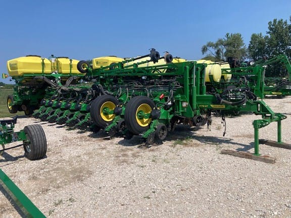 John Deere 1775 Equipment Image0