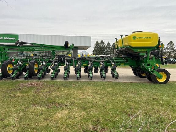 Image of John Deere 1775 equipment image 1