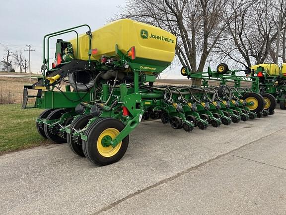 Image of John Deere 1775 equipment image 3