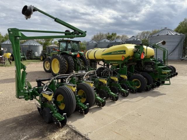 Image of John Deere 1775 equipment image 4