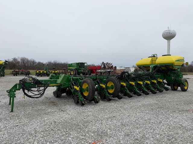 Image of John Deere 1775 equipment image 2