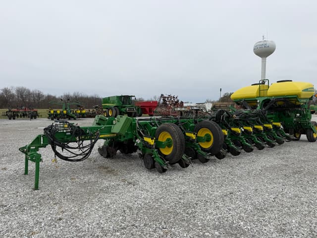 Image of John Deere 1775 equipment image 1