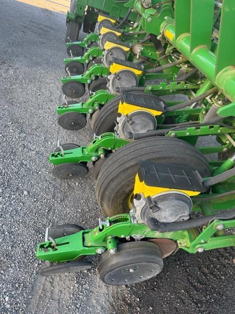 Image of John Deere 1795 equipment image 4