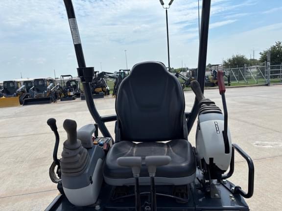 Image of John Deere 17G equipment image 4
