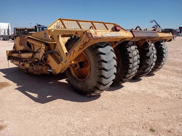 Image of John Deere 1812C equipment image 1