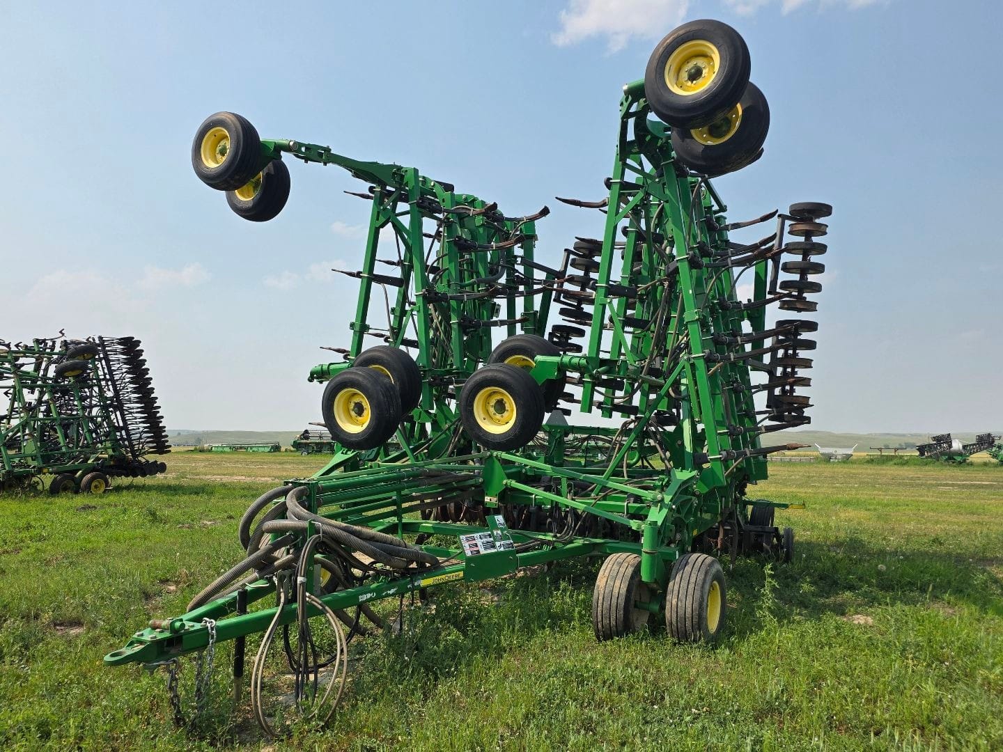John Deere 1830 Equipment Image0