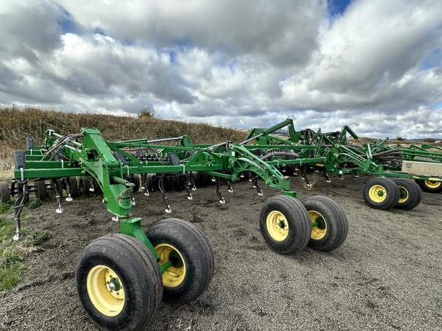 Image of John Deere 1830 equipment image 3