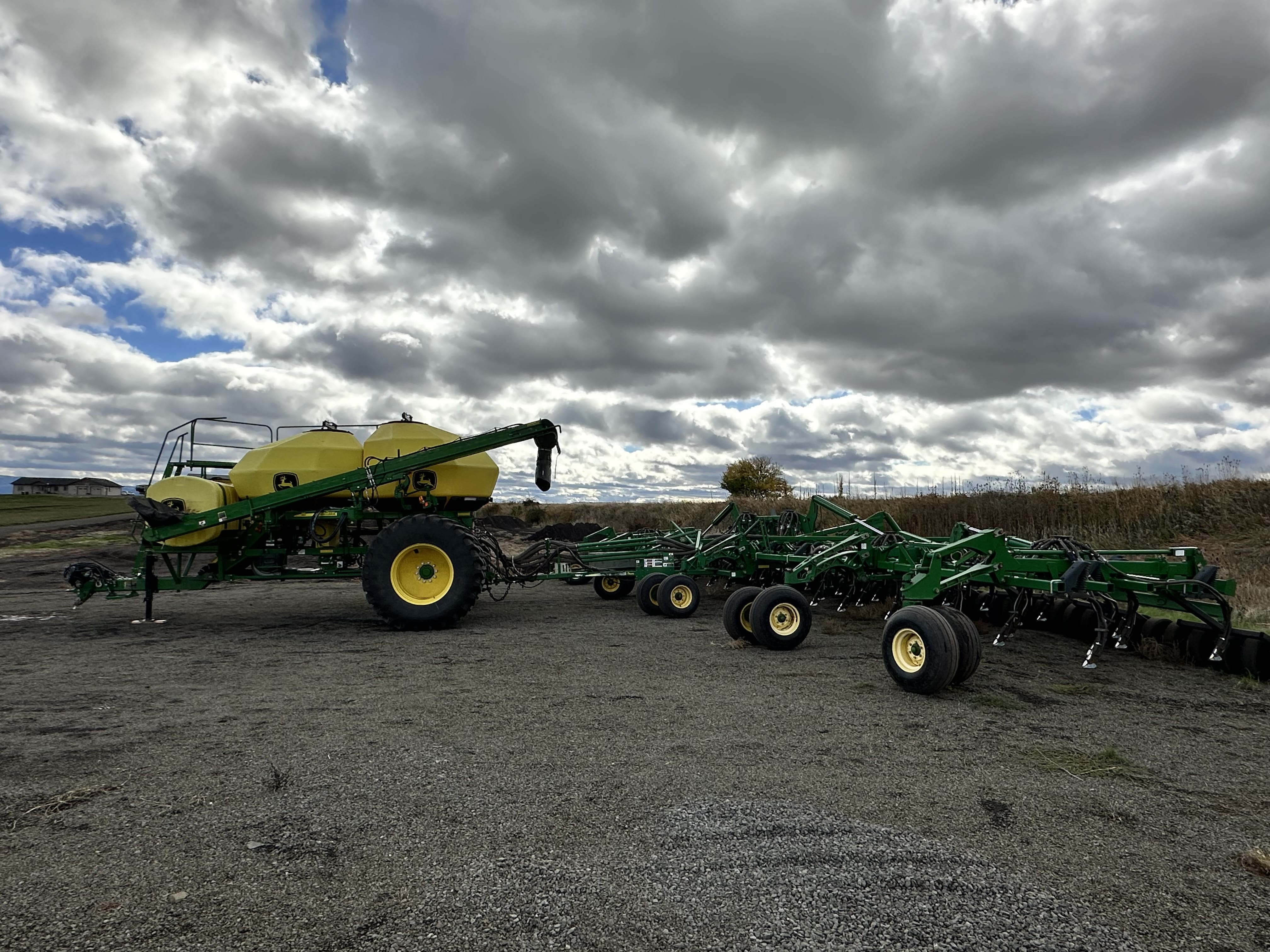 John Deere 1830 Equipment Image0