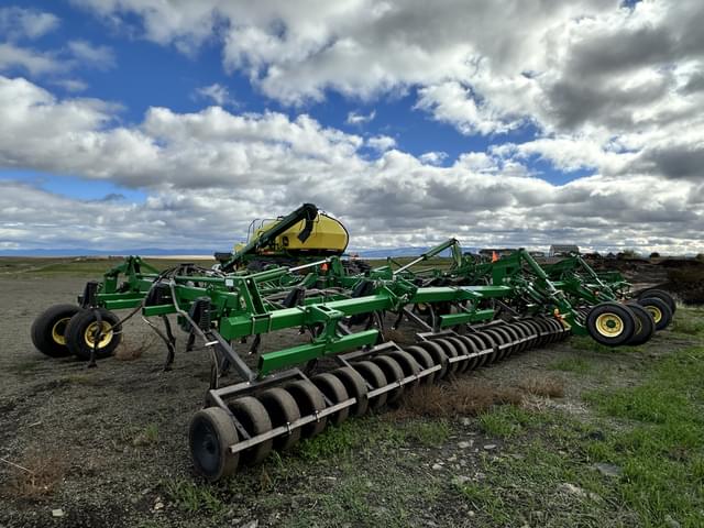 Image of John Deere 1830 equipment image 1