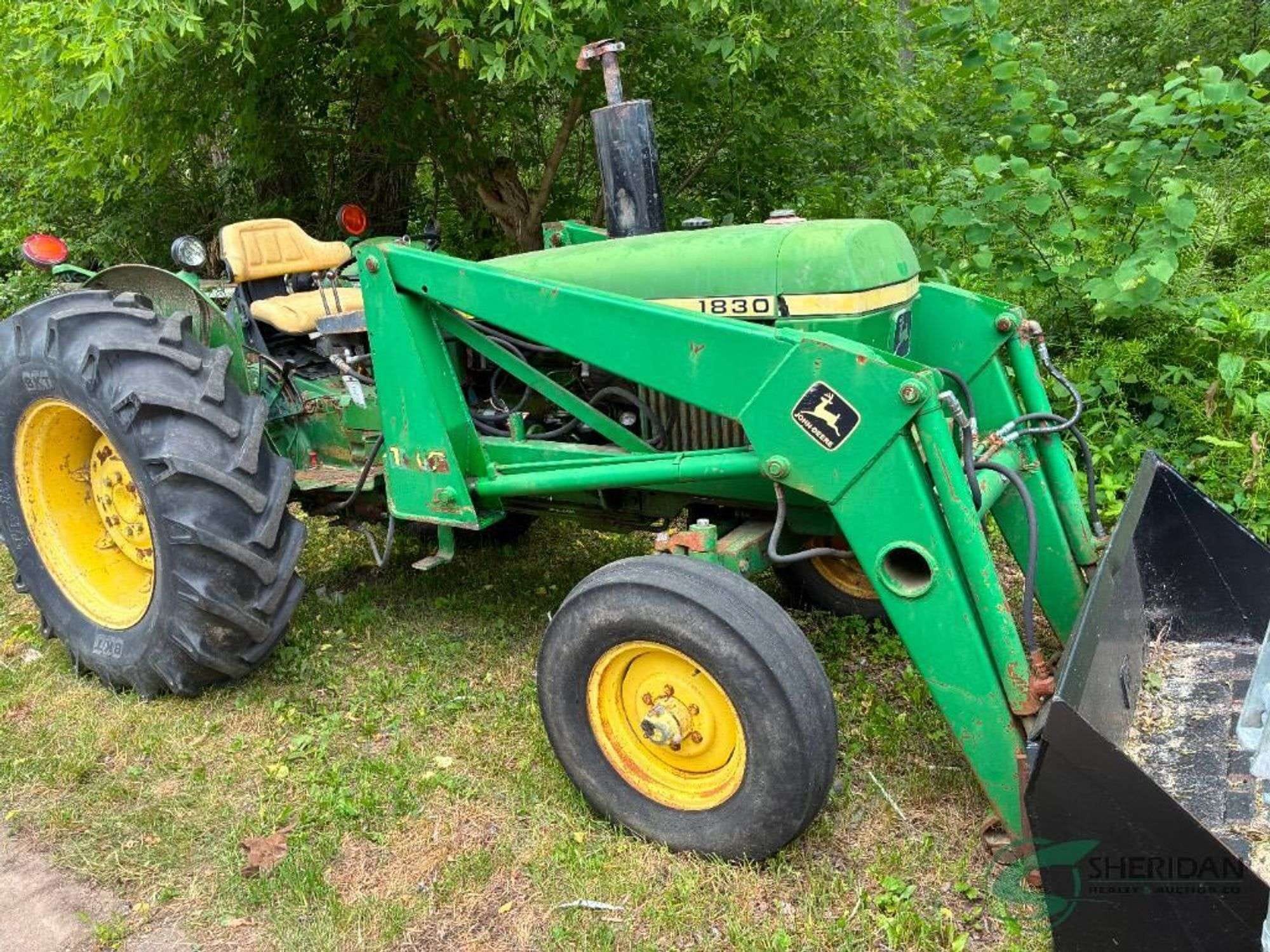 John Deere 1830 Equipment Image0