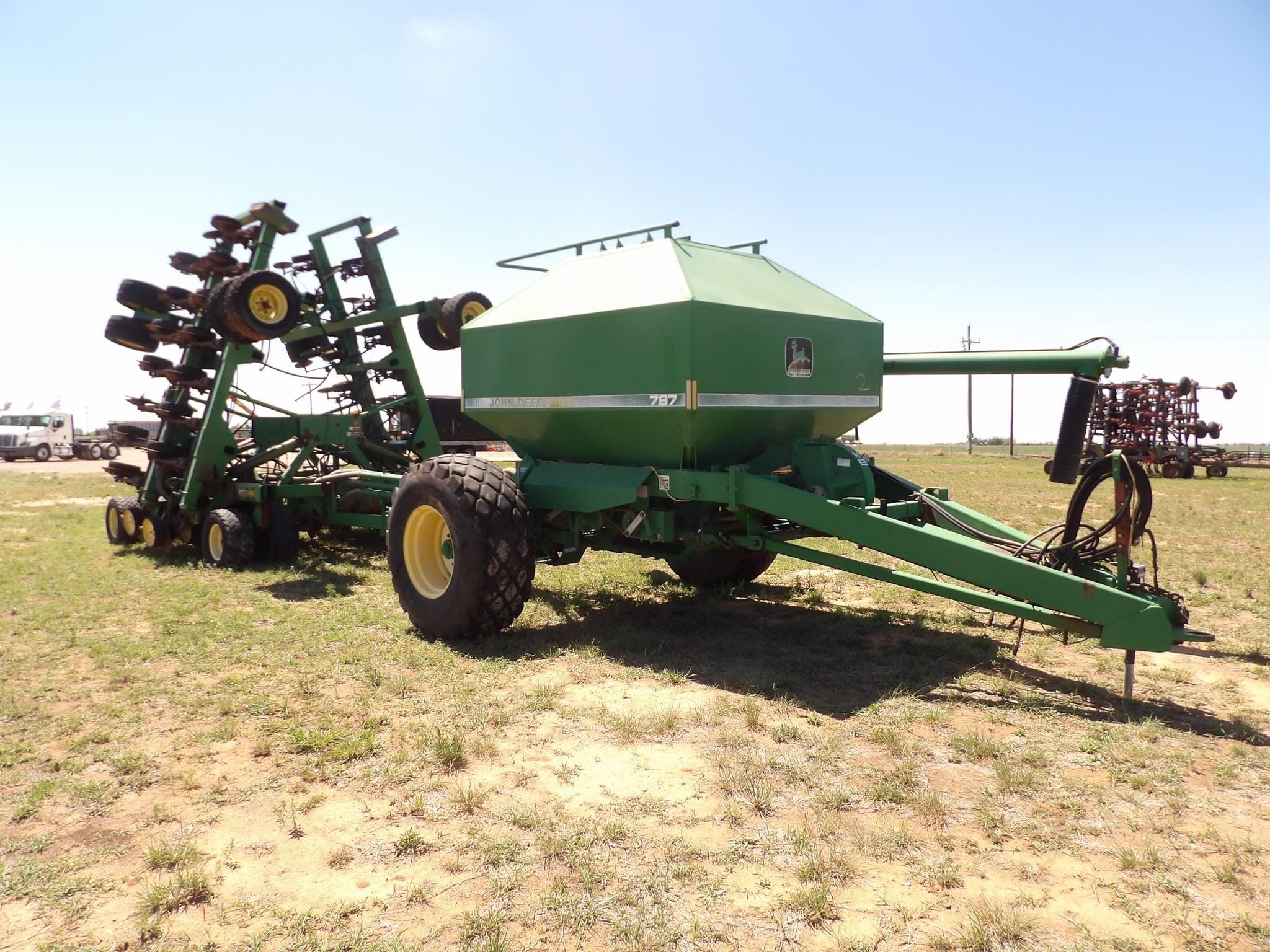 John Deere 1850 Equipment Image0