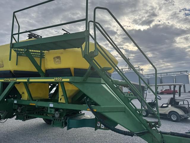 Image of John Deere 1850 equipment image 4