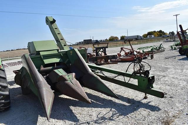 Image of John Deere 300 equipment image 2