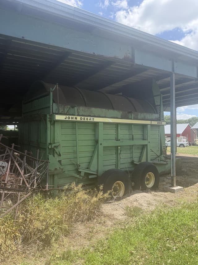 Image of John Deere 200 equipment image 2