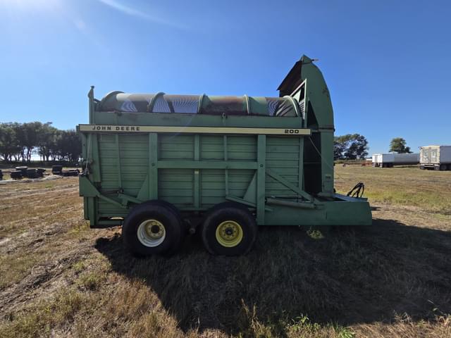 Image of John Deere 200 equipment image 2