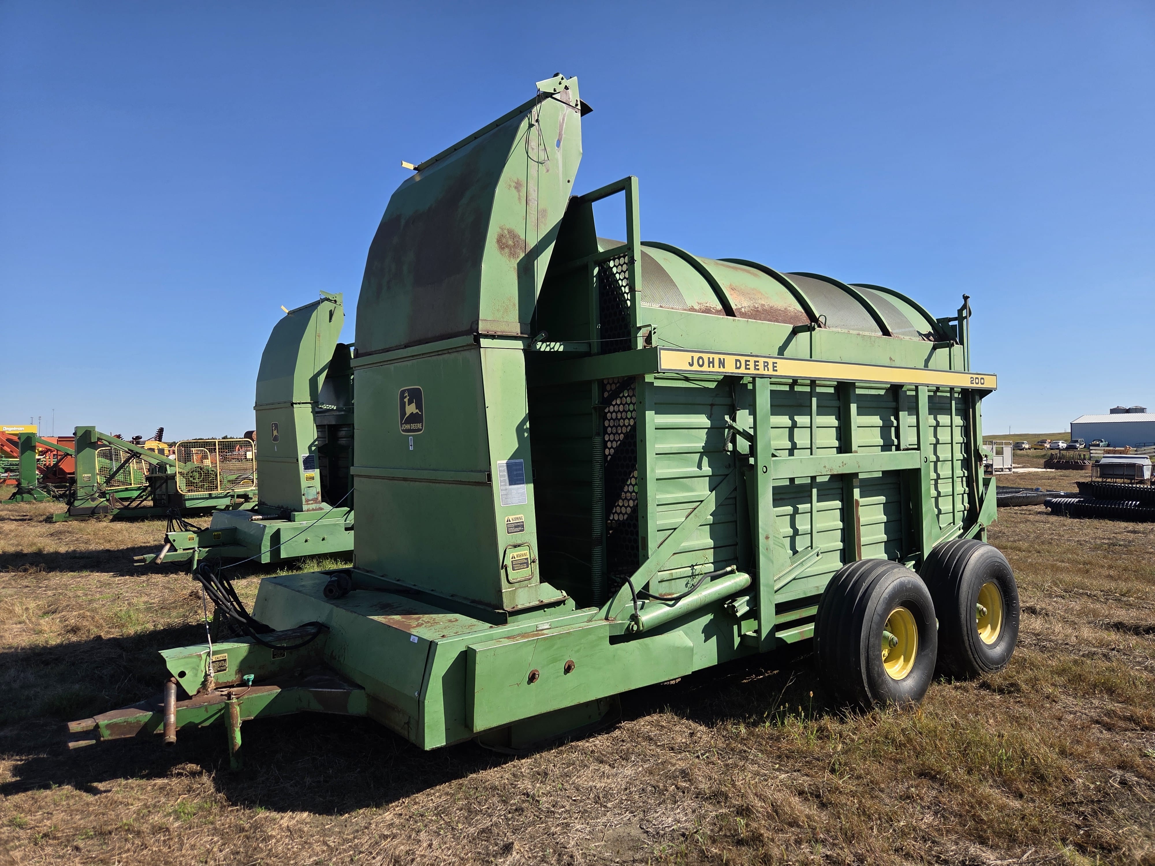 John Deere 200 Equipment Image0