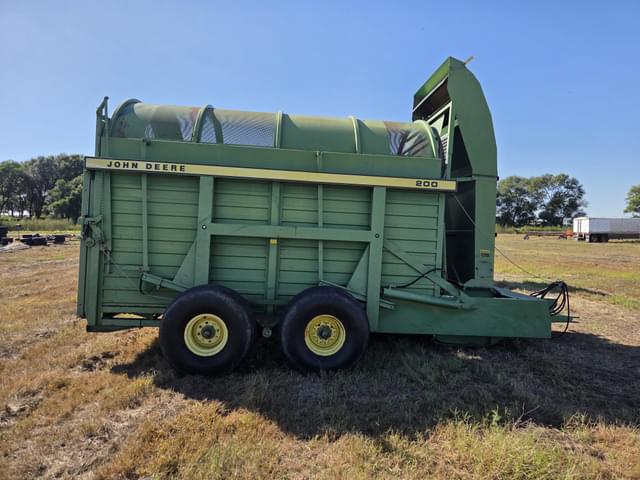 Image of John Deere 200 equipment image 2