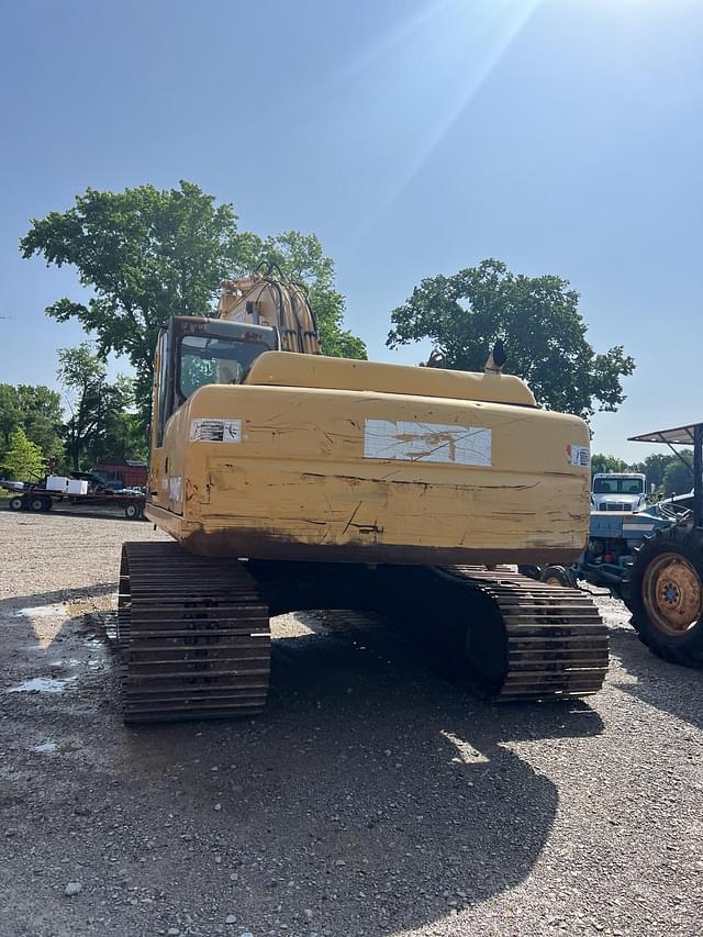 Image of John Deere 200C LC equipment image 2