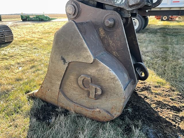 Image of John Deere 200C LC equipment image 4